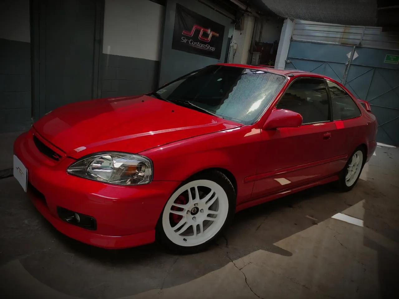Honda Civic Si EM1 rojo de JUCA en Sir Custom Shop