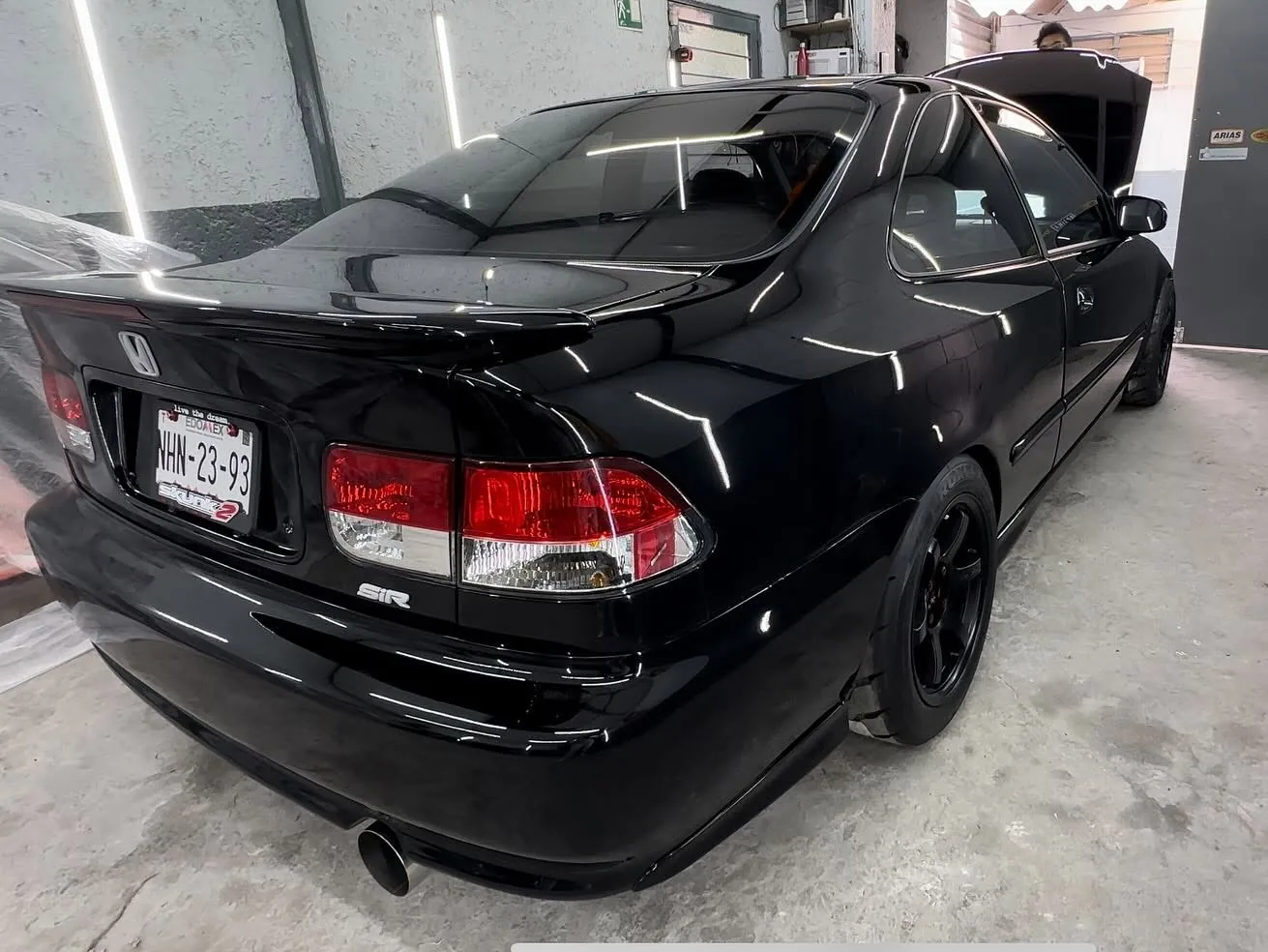 Acabado de pintura negra de un Honda Civic SiR en Sir Custom Shop